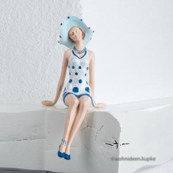 Sommerliche 50er Jahre Badepuppe mit Hut im blau weiß gepunktetem Kleid (Größe 31 cm)